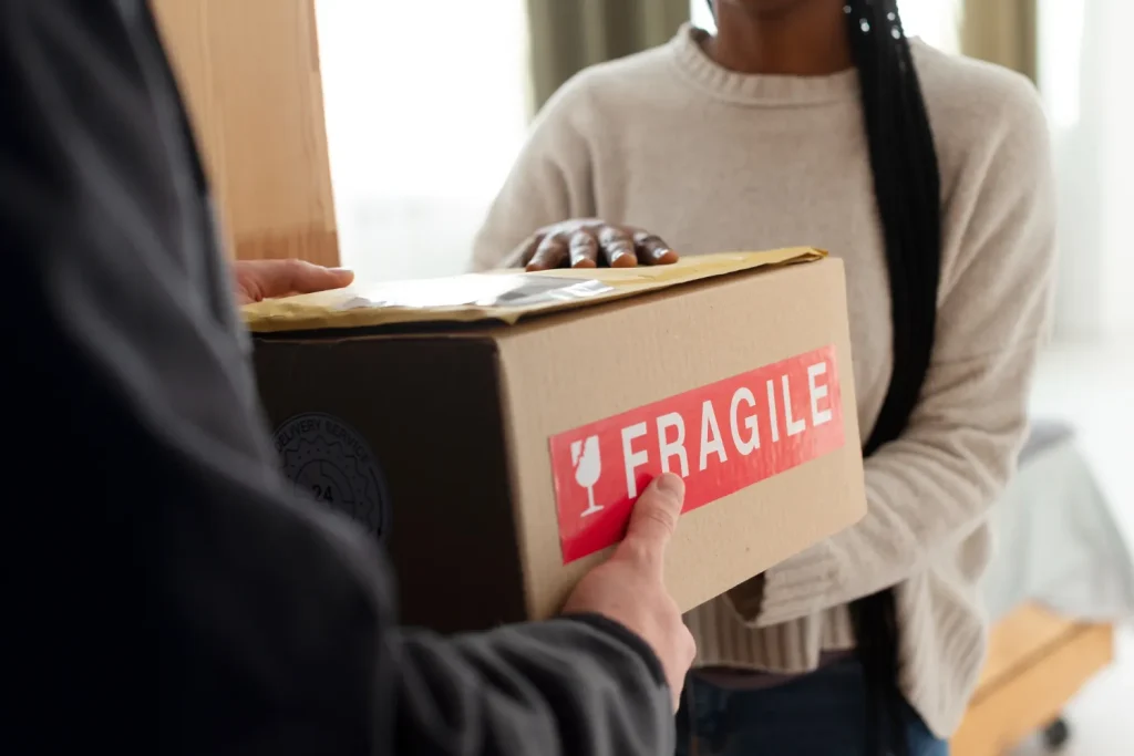 Pengertian Fragile dalam Logistik dan Cara Kirim Barang Fragile (freepik)