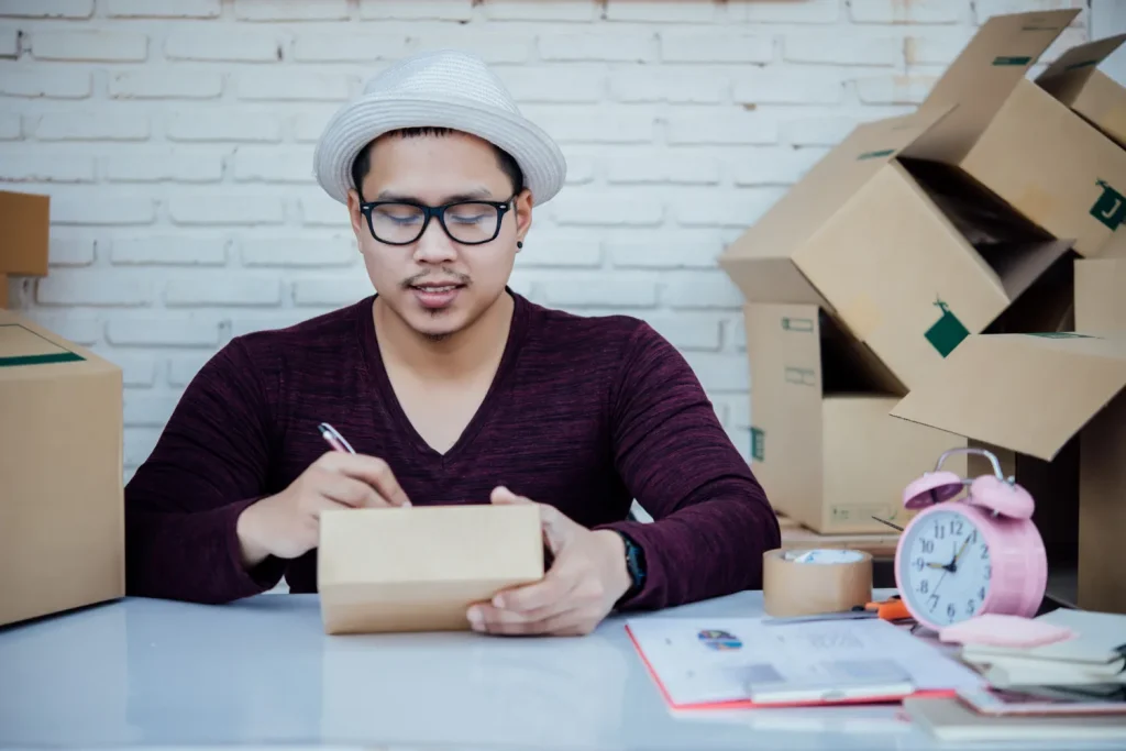 Packer Gudang dan Tugasnya dalam Operasional Logistik (freepik)