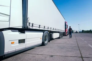 Truk Gandeng, Cara Kerja, Perbedaan dengan Semi-Trailer, dan Penggunaannya (magnific)
